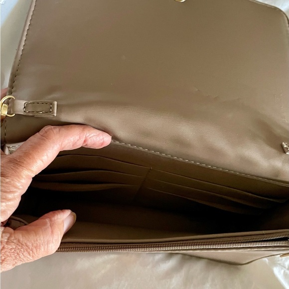 Badgley Mischka Vegan Leather Crossbody Purse, Taupe, Quilted, Gold Chai… - Picture 6 of 8